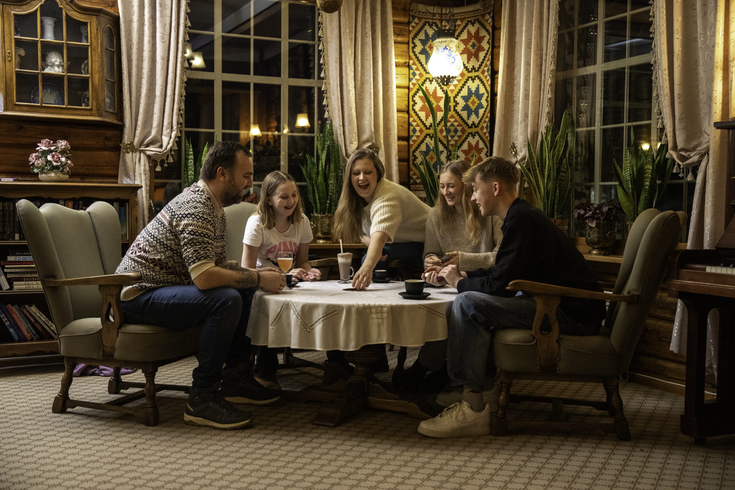 Brettspill i historiske stuer ved Straand Hotel
