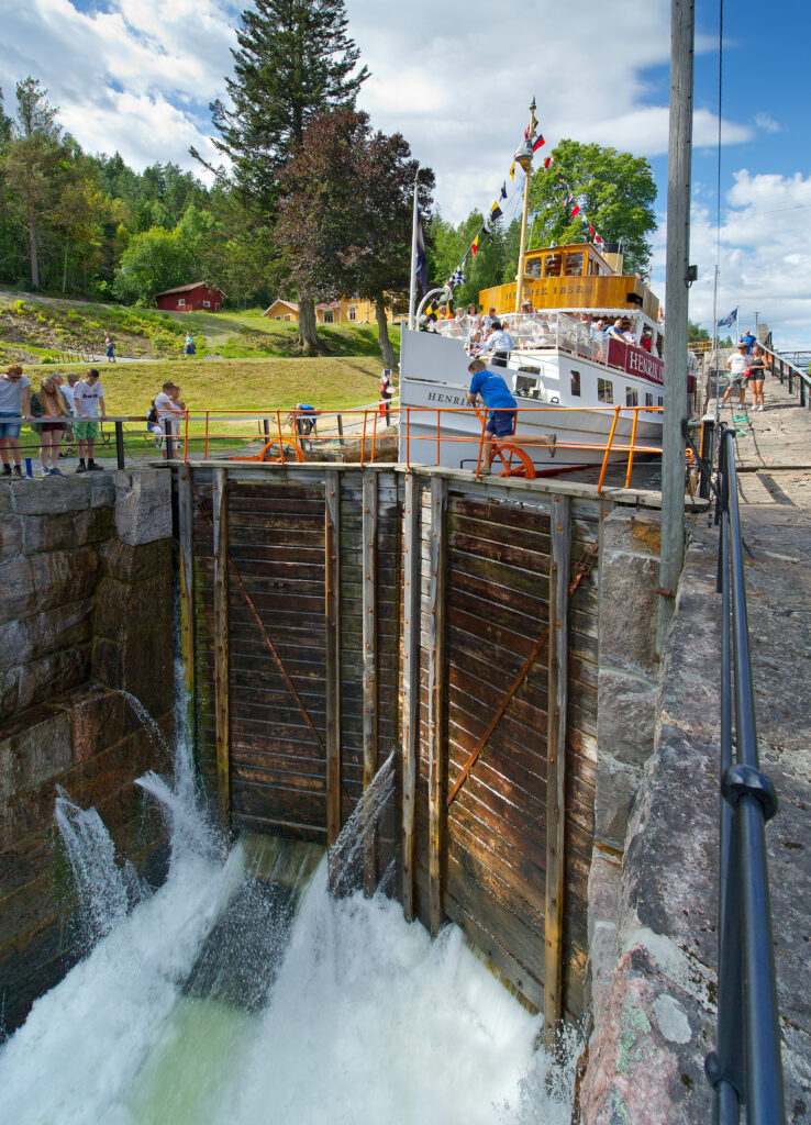 MS Henrik Ibsen in Vrangfoss locks Foto Kåre S. Pedersen