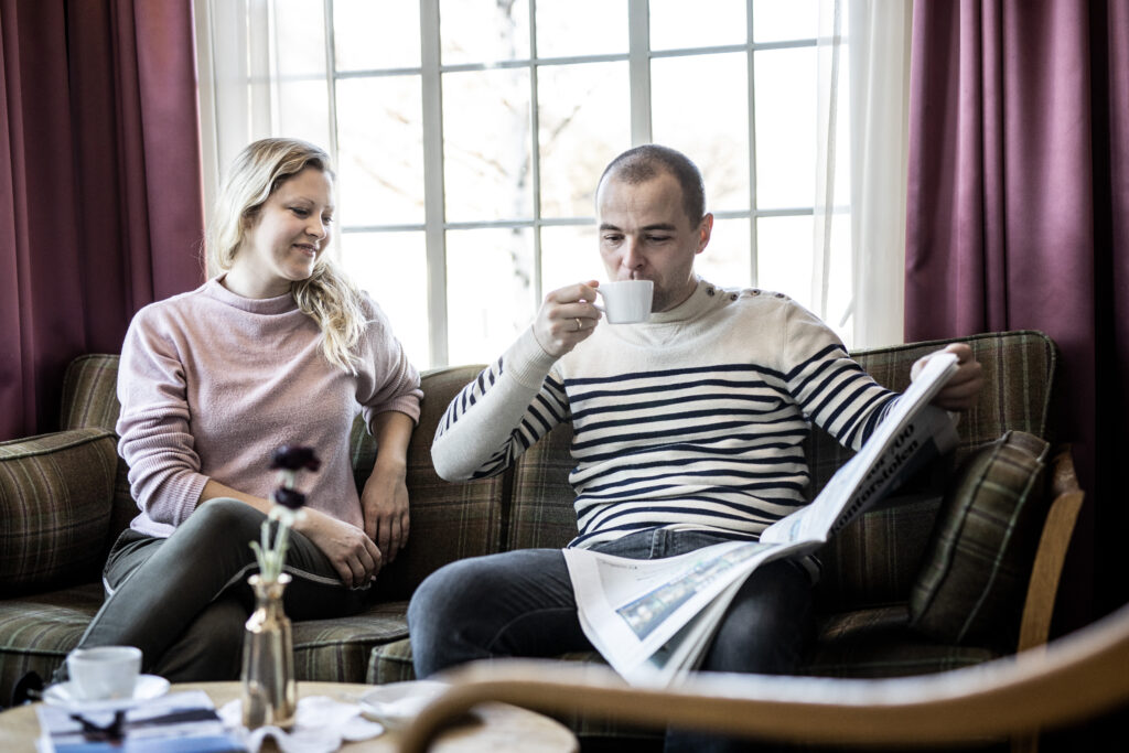 Par i historisk stue