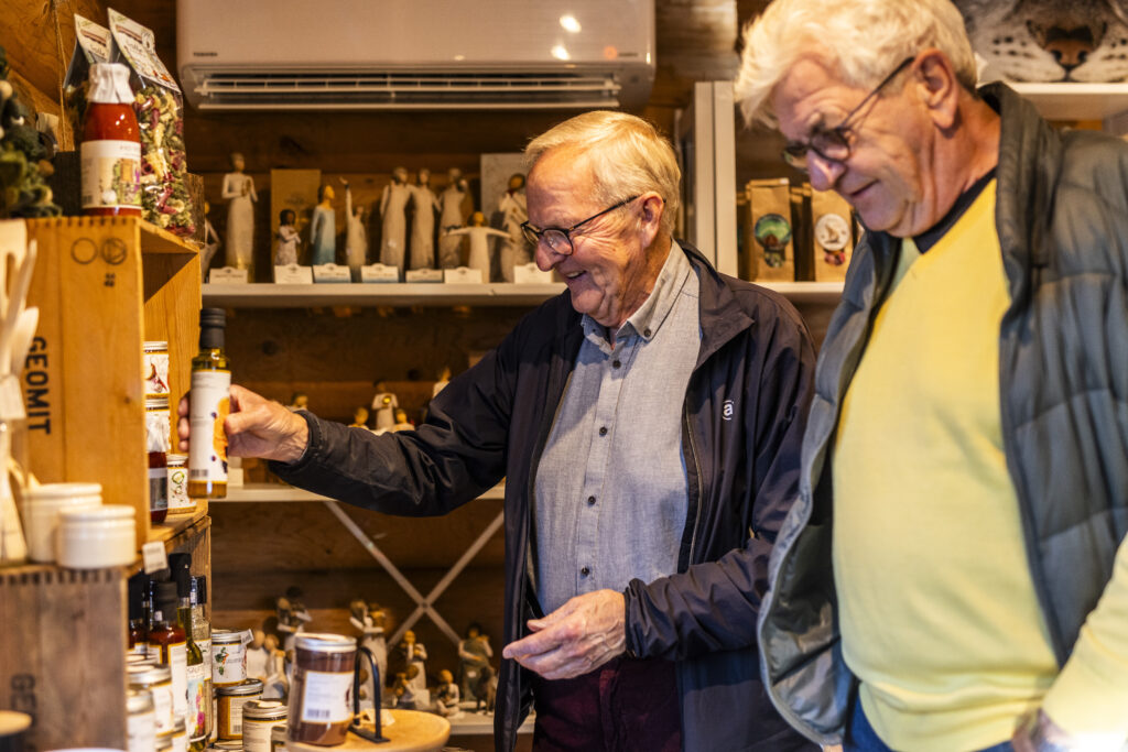 Vrådal_RAISFOTO_C2__2254, to menn shopping i Vrådal, utstyr_ja