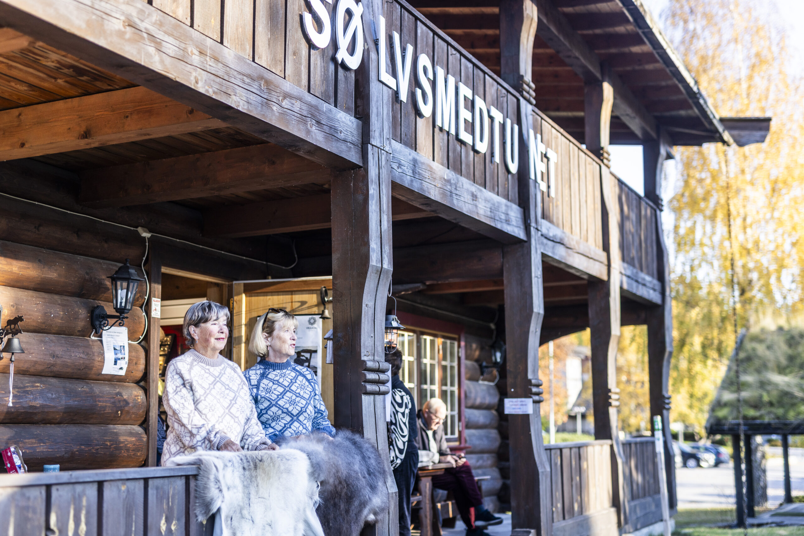 Vrådal_RAISFOTO_C2__2372, Søftestad eksteriør, Vrådalsgensere, to damer_ja