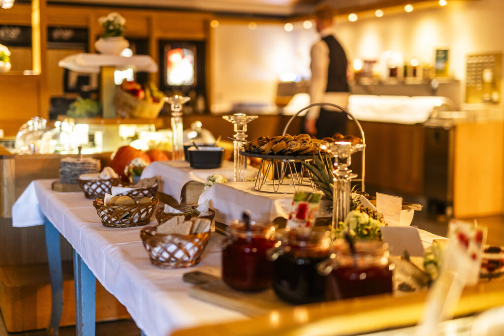 Vrådal_RAISFOTO_C2__3141, aftensbuffet nærbilde hovedbord_ja