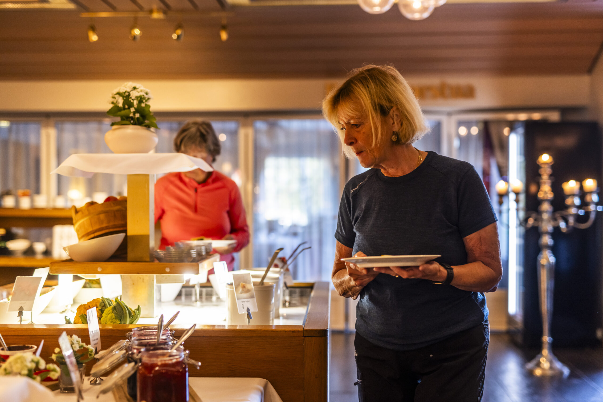 Vrådal_RAISFOTO_C2__3170, Aftensbuffet, dame, seniorbilde_ja