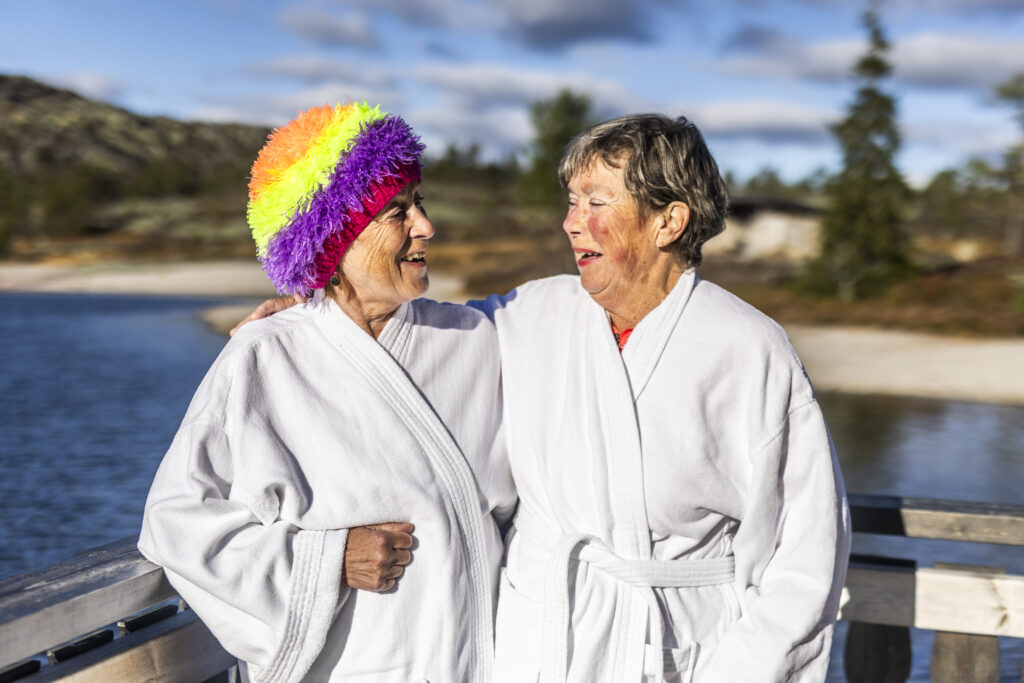 Vrådal_RAISFOTO_C2__3863, to damer, gode venner, badekåper_ja