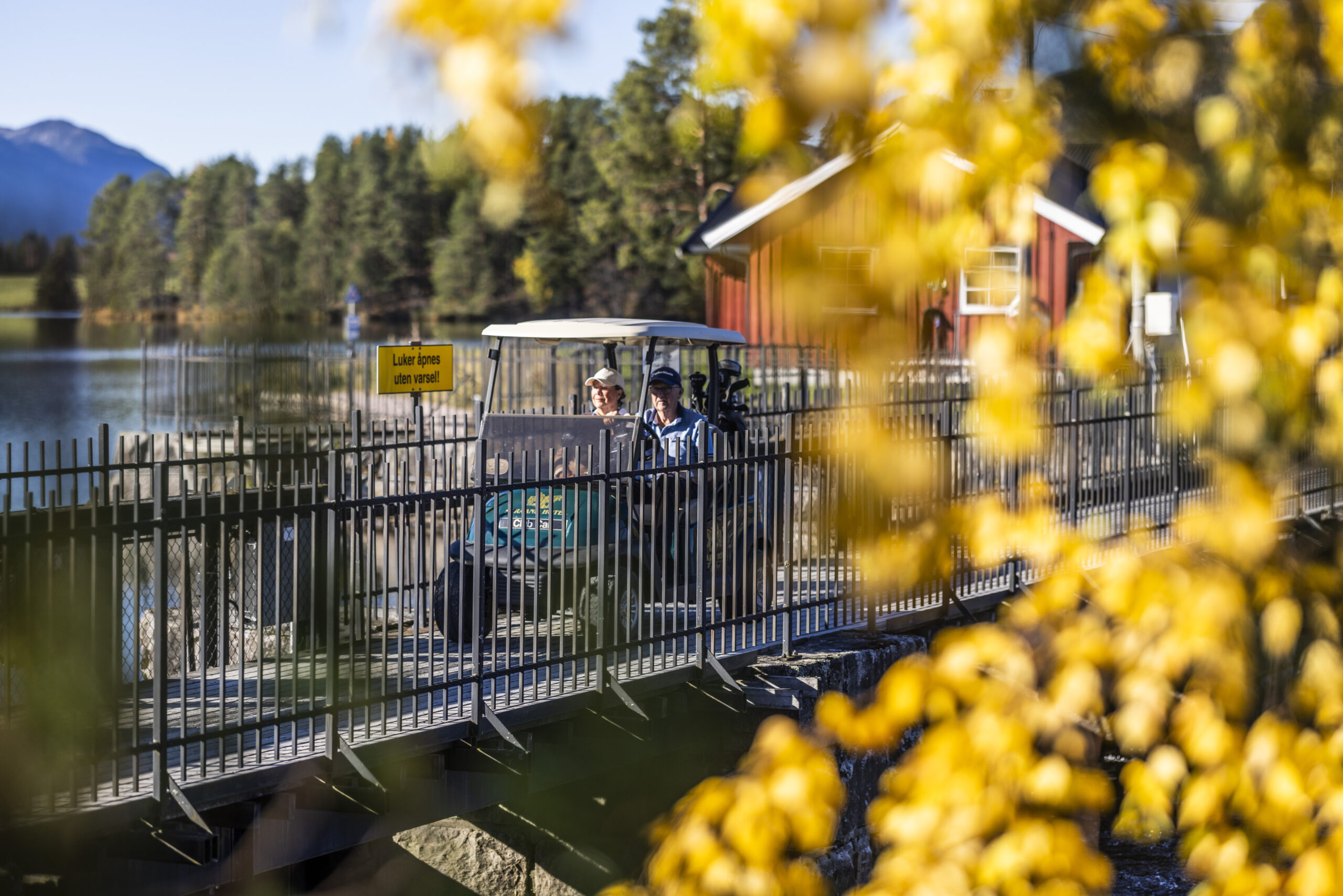 Vrådal_RAISFOTO_C2__1769, seniorgolf golfbil tur over slusen