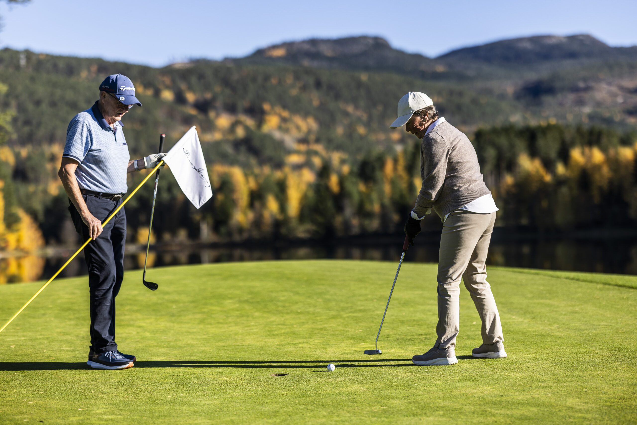 Vrådal_RAISFOTO_C2__1870, Seniorgolf. Par ved greenen