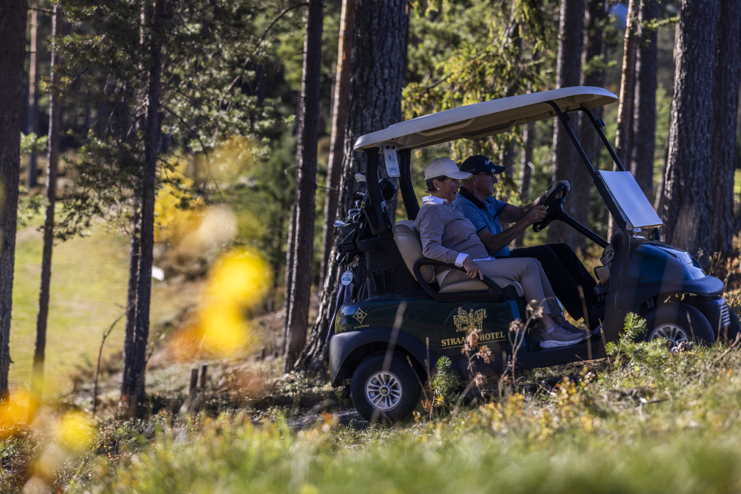 Vrådal_RAISFOTO_C2__1975, Seniorgolf, tur med golfbil. Bilde 5