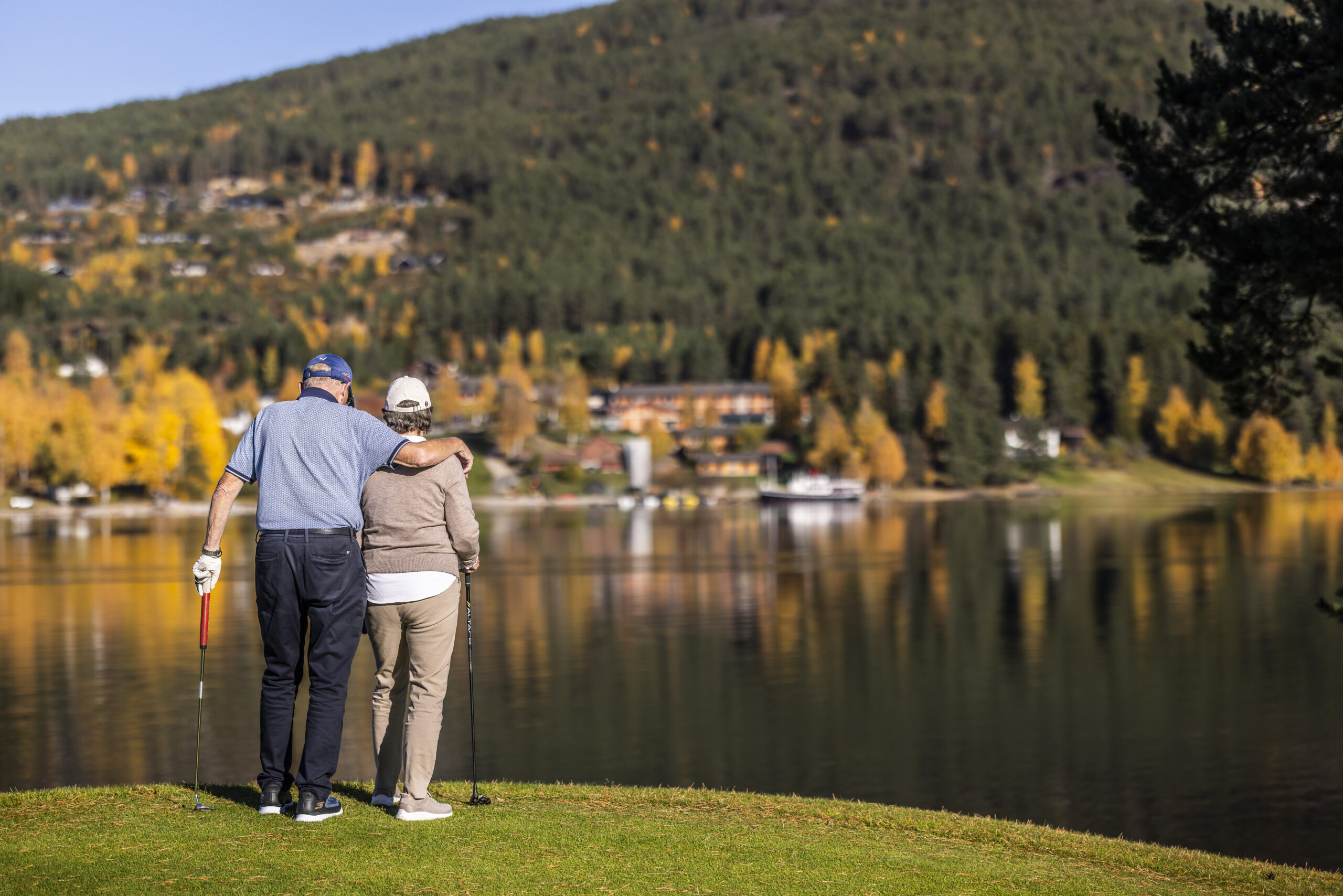 Vrådal_RAISFOTO_C2__2059. Seniorgolf, utsikt. par. Golfbilde 4