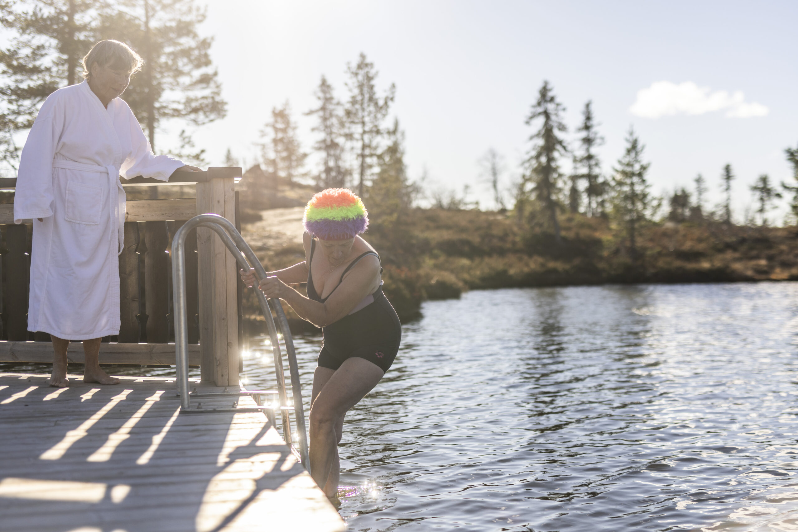 Vrådal_RAISFOTO_C2__3889, bade etter fjellbadstue, 2 damer