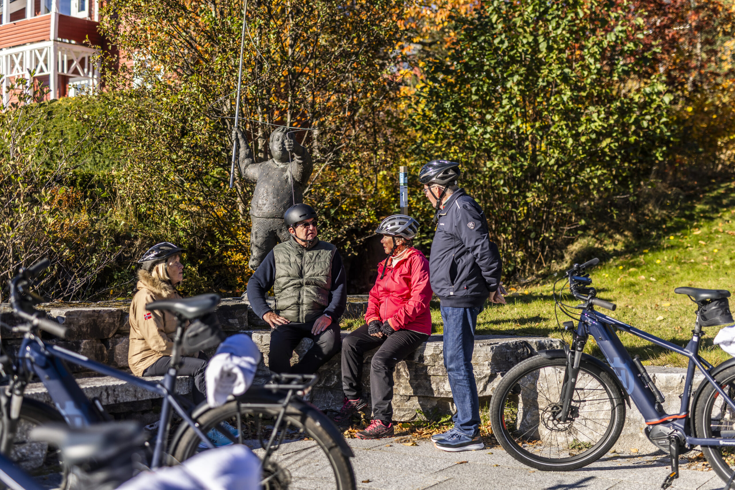 Vrådal_RAISFOTO_C2__4635, sykkeltur pause, smørbukk statue