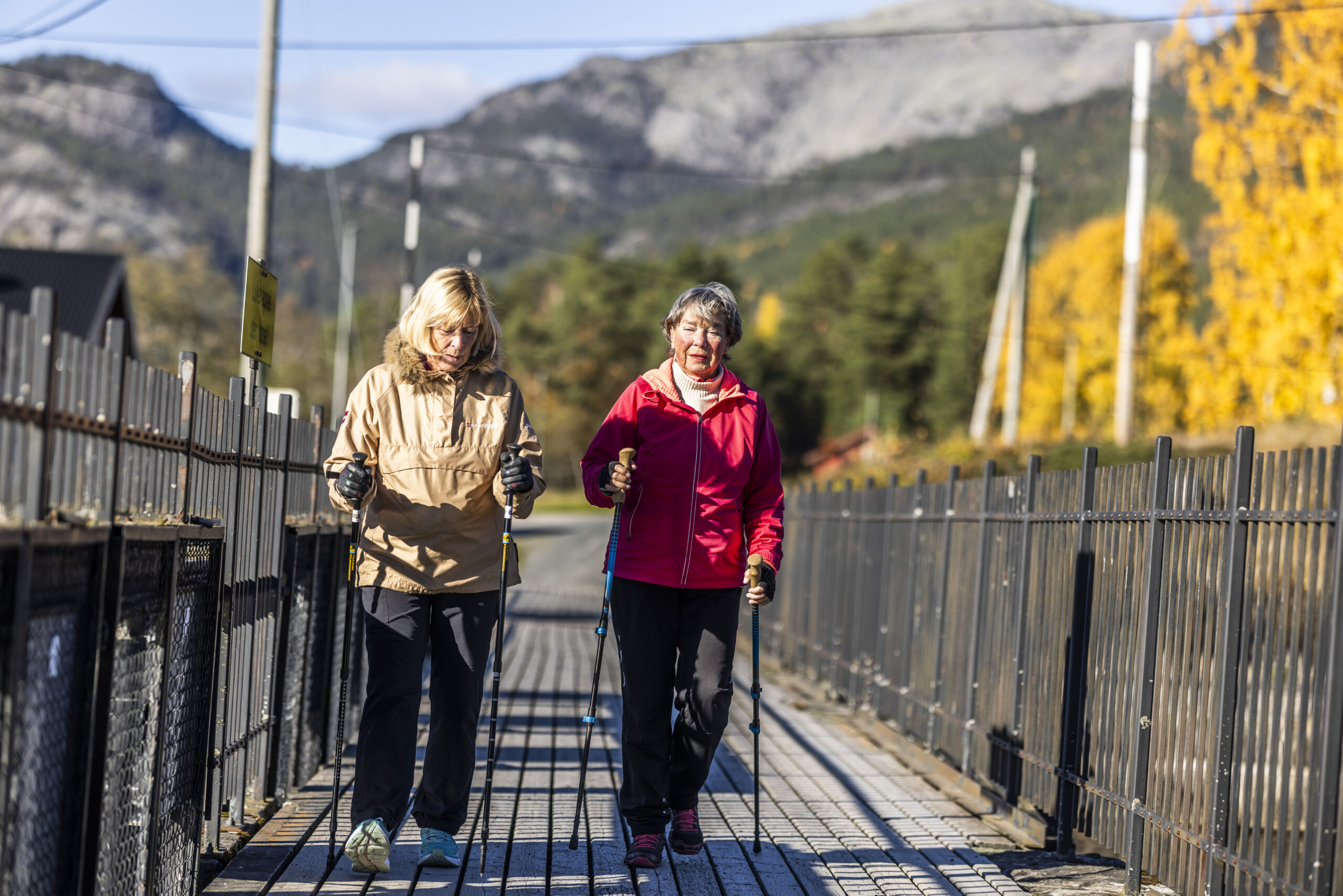 Vrådal_RAISFOTO_C2__4836, Nordic walking, to damer, over slusa