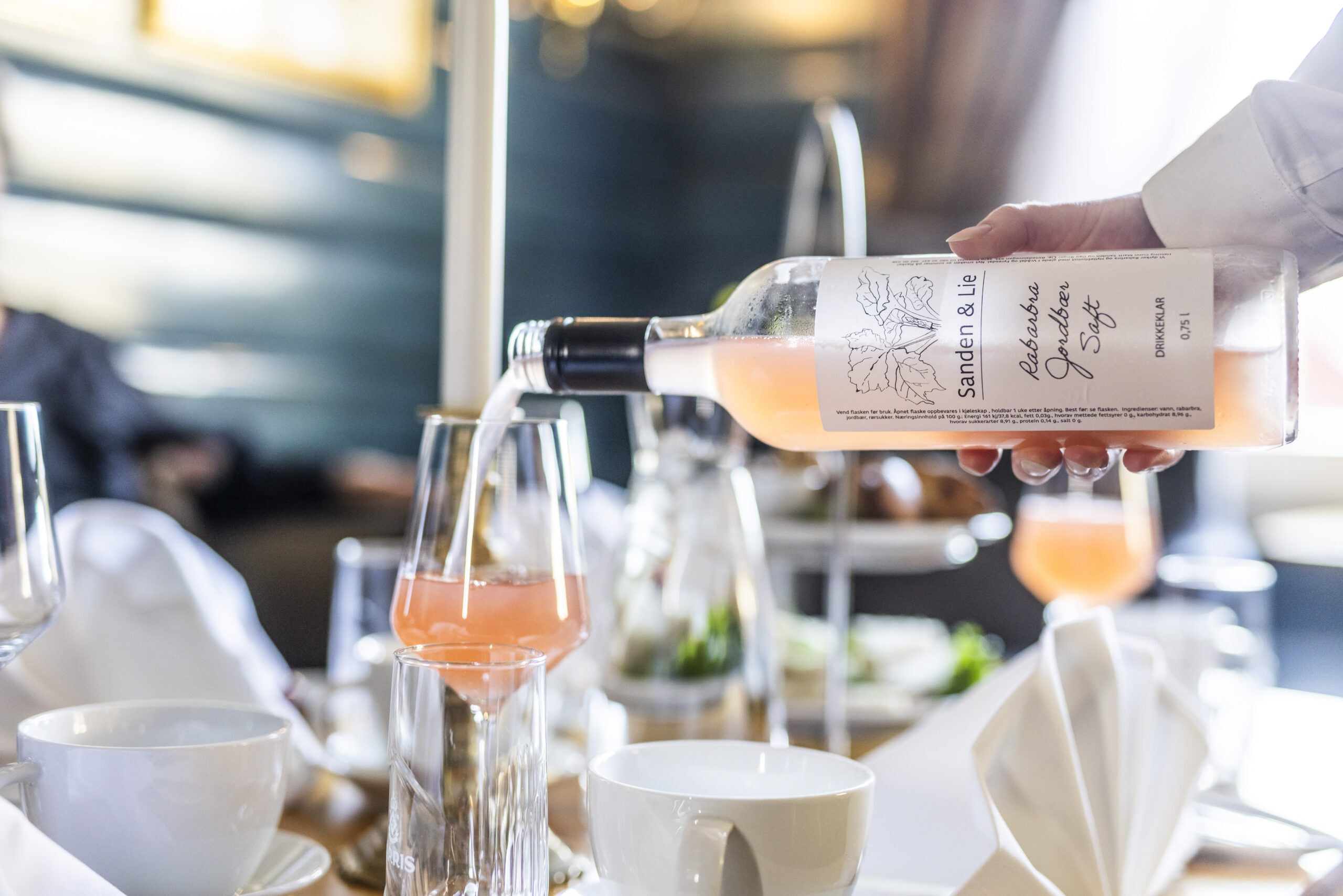 Vrådal_RAISFOTO_C2__4935, Rabarbara, jordbør saft. Sanden & Lie