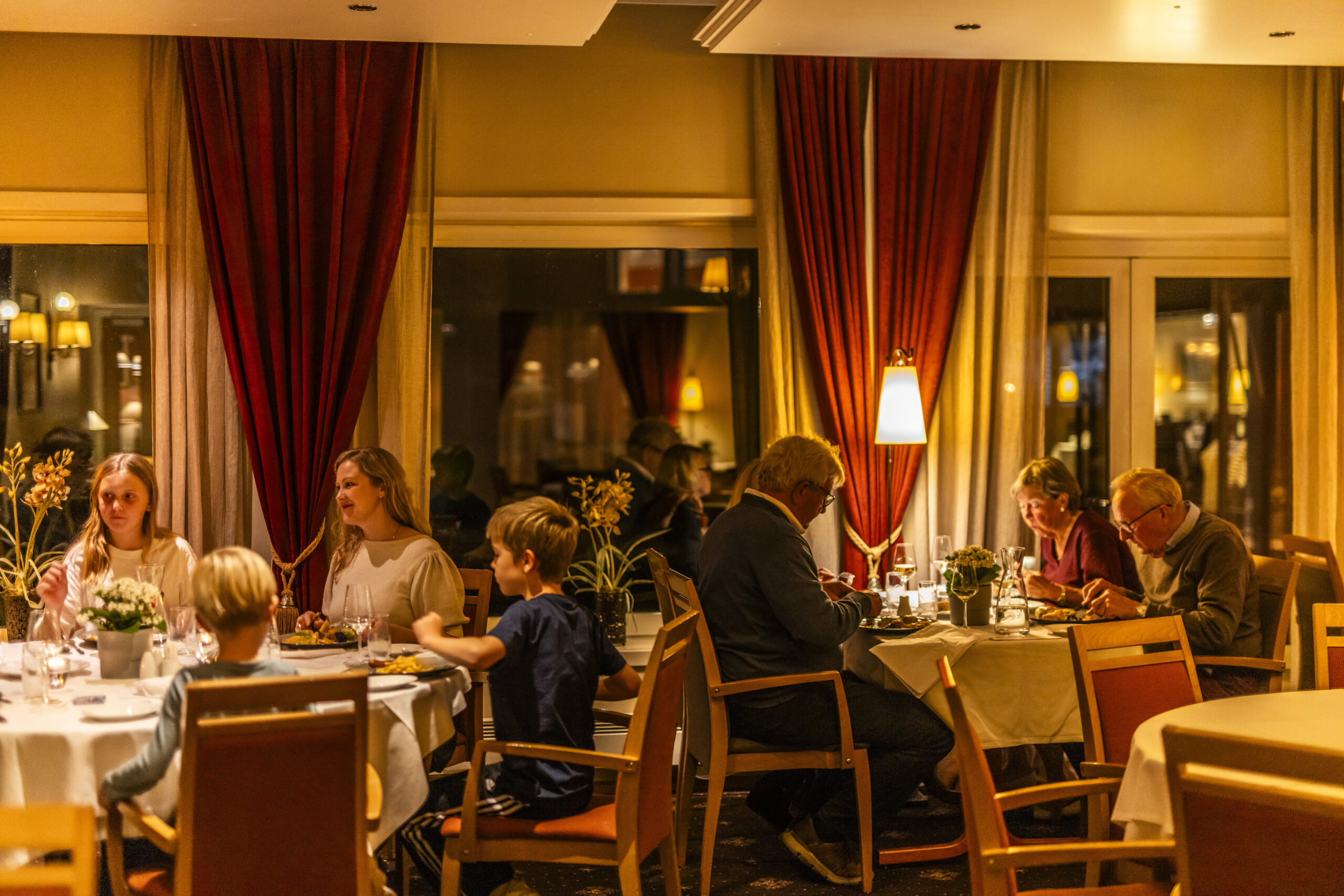 Vrådal_RAISFOTO_C2__5825, storfamilie på tur, tre generasjoner_ja