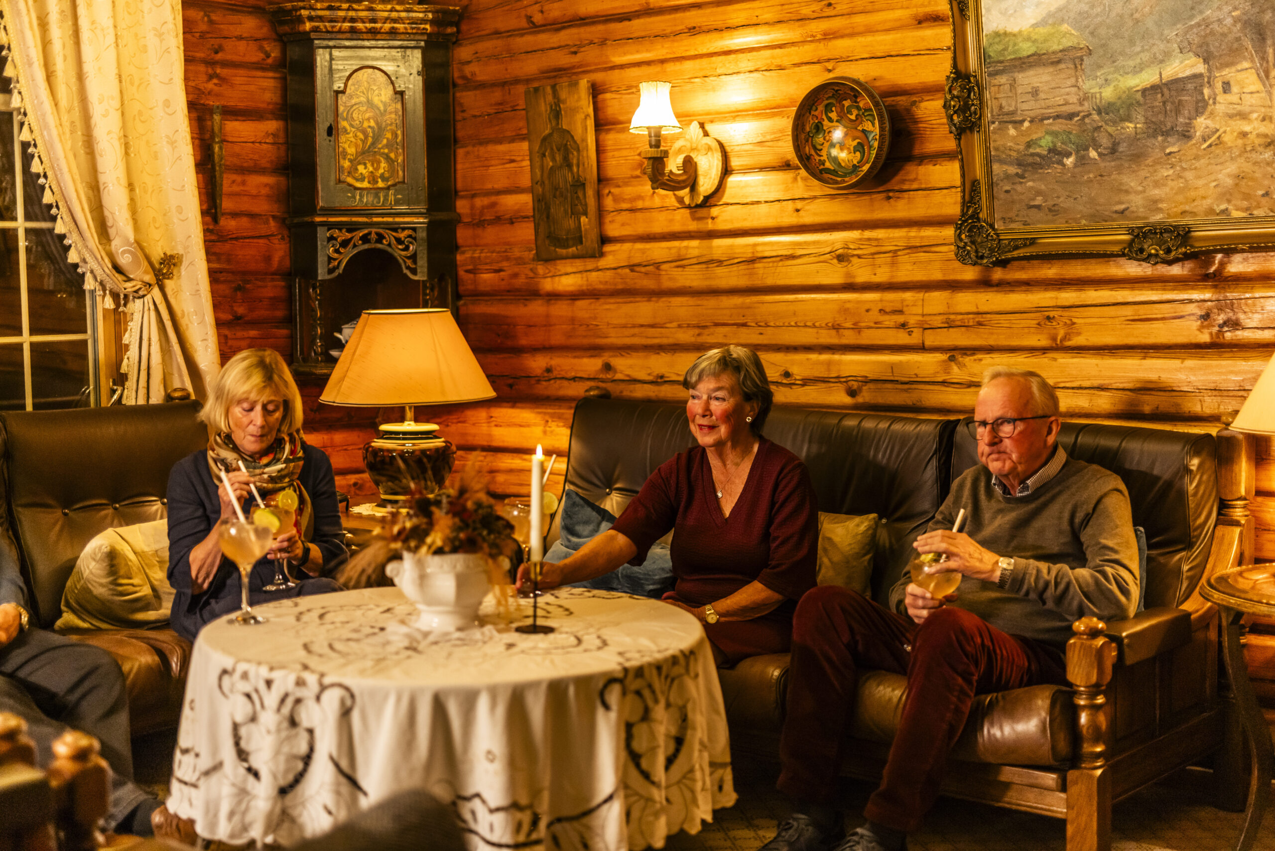 Vrådal_RAISFOTO_C2__5909, Peisestua, Straand gin & tonic_ja