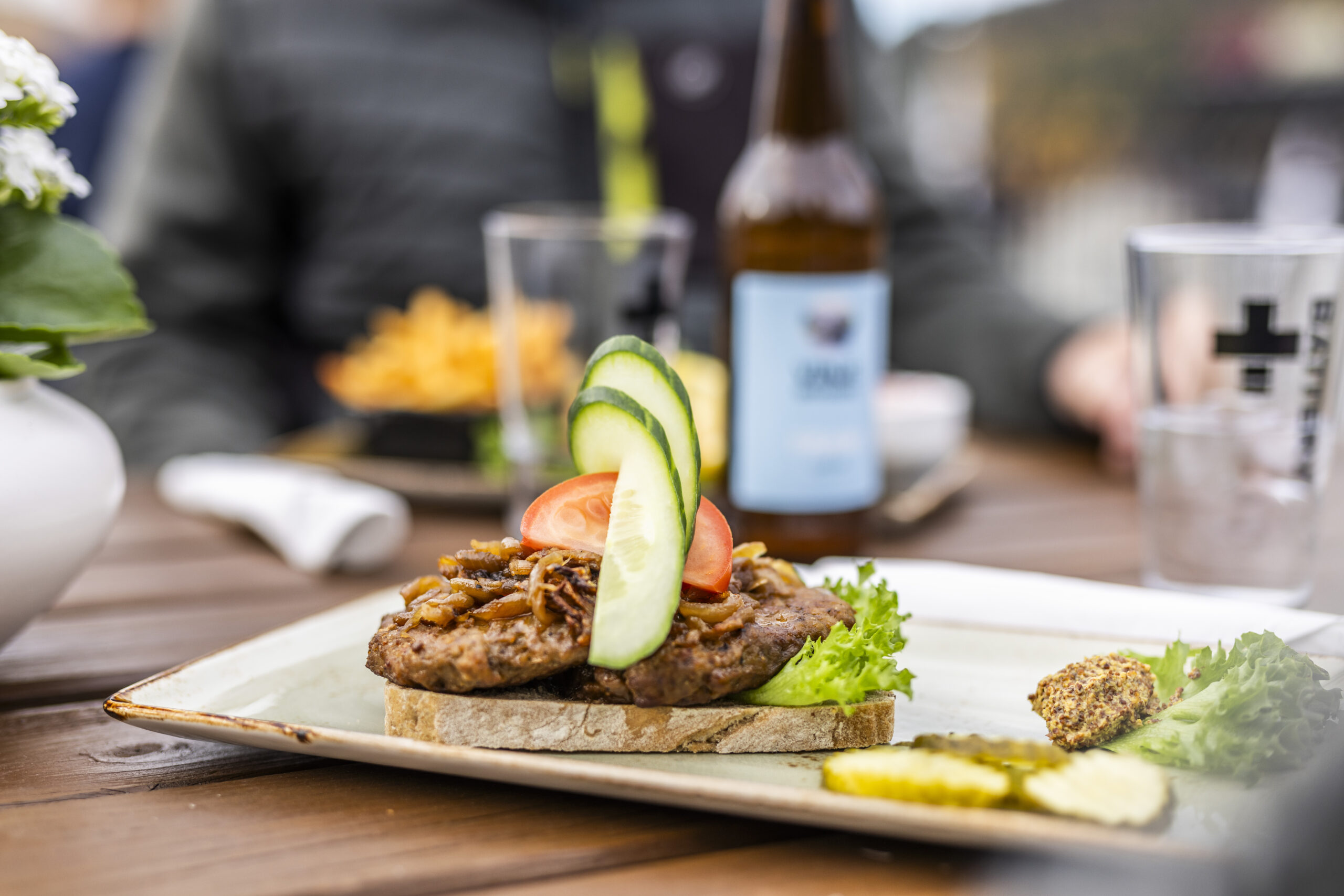 Vrådal_RAISFOTO_C2__6119, Karbonadesmørbrød med Straand øl