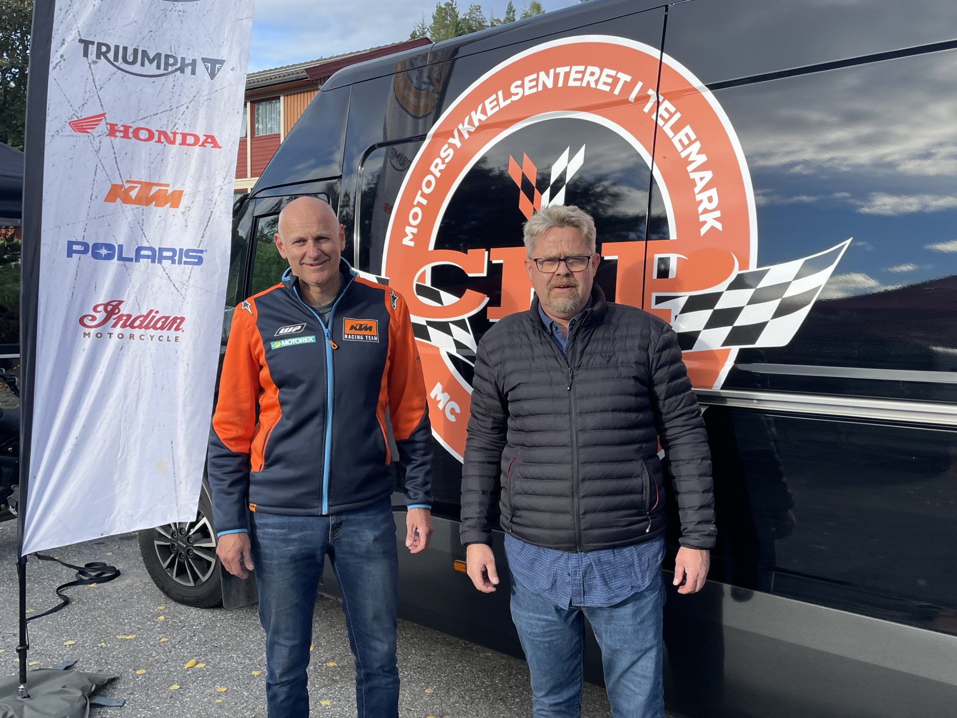 Dealer stand outside Straand