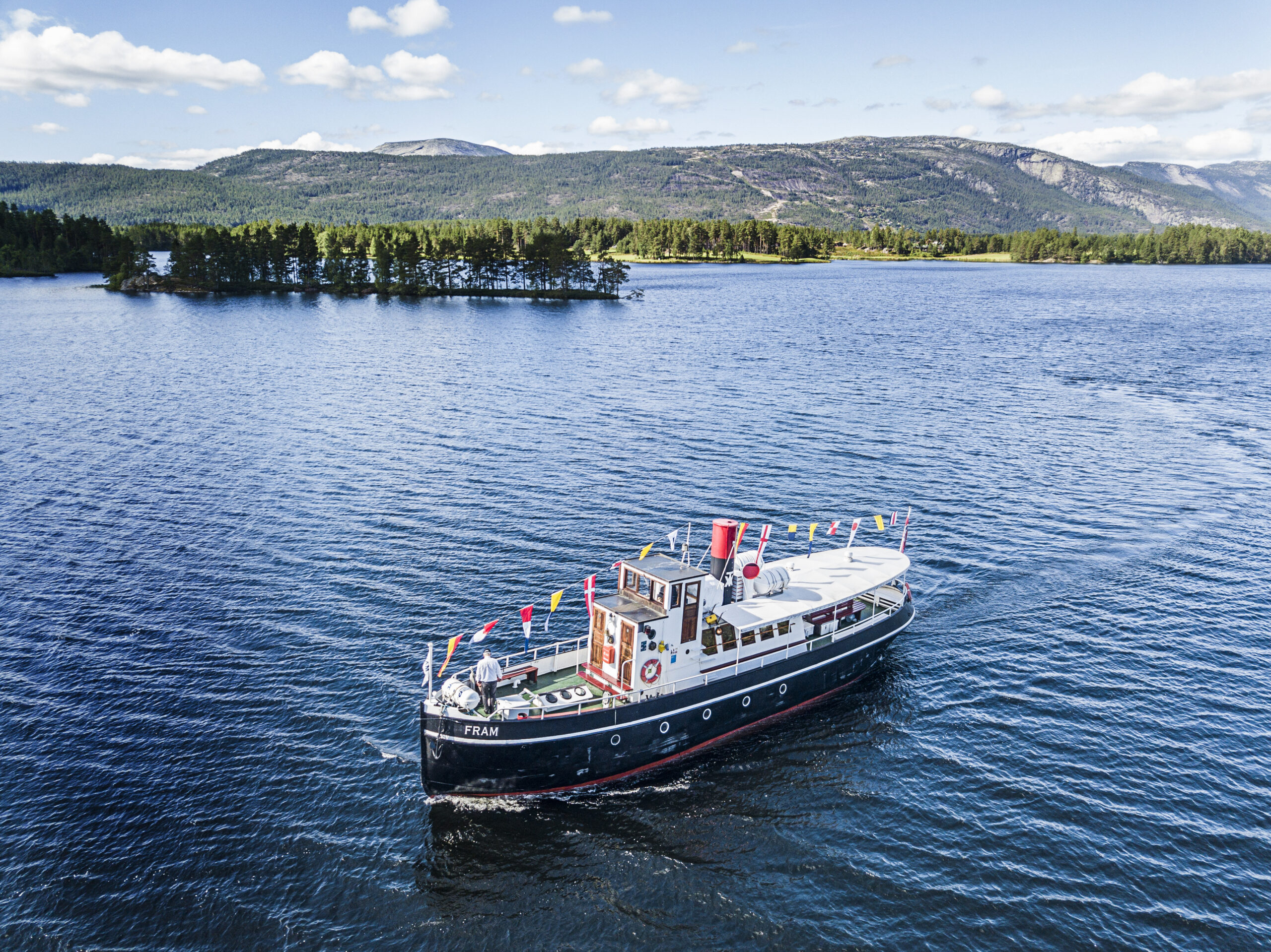 Veteranbåten MS Fram på vannet i Vrådal