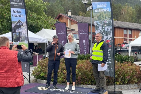 Bilde 6 Trond Olsen, Katrine Straand og Rolf Martinsen på utescenen på Straand Treffet